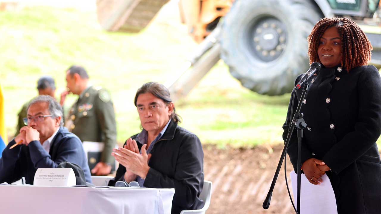 Fotografía de la Vicepresidenta y Ministra de Igualdad y Equidad, Francia Márquez Mina dando un discurso en el evento lanzamiento del primer Punto de Abastecimiento Solidario en Soacha Cundinamarca